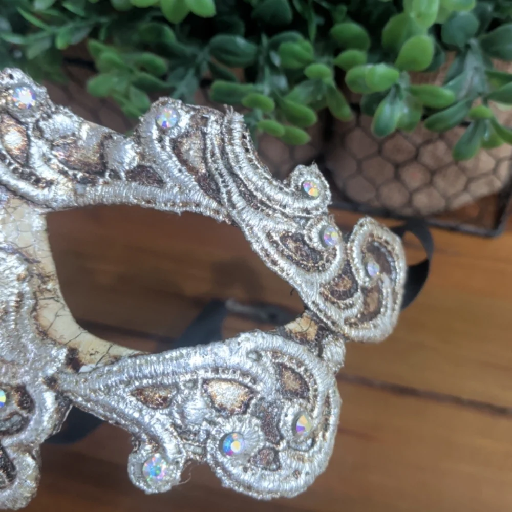 Elegant Silver Masquerade Mask - Filigree Lace Style with Rhinestone Accents